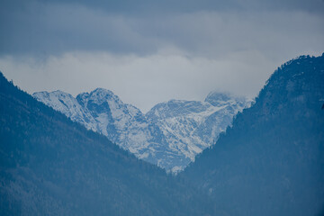 Fototapeta premium Die Alpen im Rupertiwinkel bei Ainring, Oberbayern