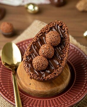 Ovo de P&aacute;scoa Artesanal com Recheio de Chocolate e Brigadeiros em Prato com Colher 