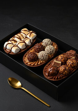 Trio de Ovos de P&aacute;scoa Artesanais de Chocolate com Embalagem Premium Preta 