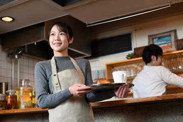 飲食店で働くアジア人の若い女性の店員