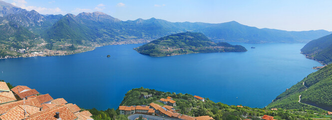 Le lac d'Is&eacute;o, en Italie, et l'&icirc;le touristique de Monte Isola en son centre.