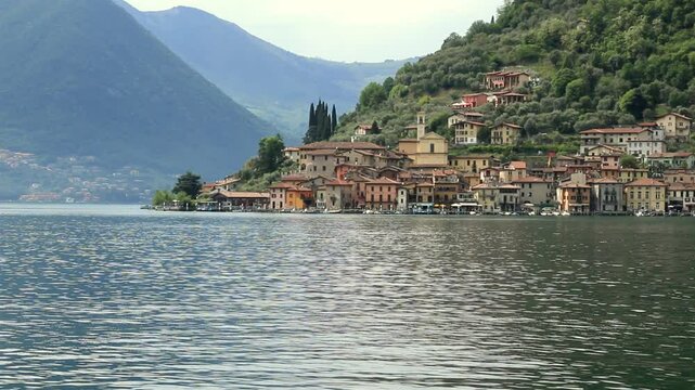 Le petit village de p&ecirc;cheurs de Maraglio sue l'&icirc;le Monte Isola au lac d'Is&eacute;o, en Italie.