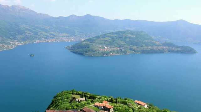 Le lac d'Is&eacute;o, en Italie, et l'&icirc;le touristique de Monte Isola en son centre.