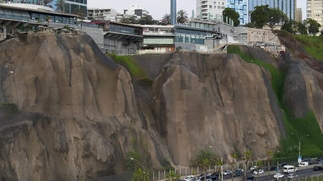 Descubriendo centro comercial y edificios de Lima en Miraflores