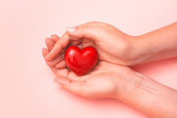 Obraz premium Woman is holding a red heart