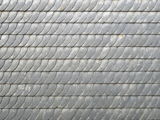 Graue Schindeln aus Schiefer bilden ein Muster an einer Fassade, Hintergr&uuml;nde