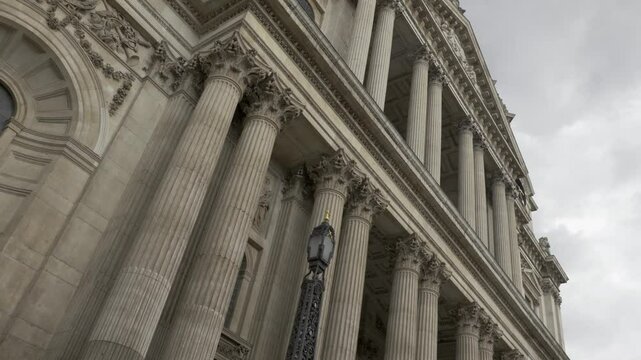 Ein beeindruckender Blick aus der N&auml;he auf die prachtvolle Fassade der St. Paul&rsquo;s Kathedrale in London offenbart die au&szlig;ergew&ouml;hnliche Architektur und die feinen Details dieses ikonischen Bauwerks.