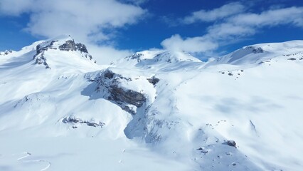In der Schweiz: schneebedeckte Berge