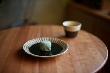 おやつのよもぎ餅とお茶