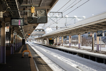 Obraz premium train japan tracks station platform