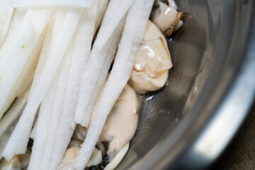 radish slices on the raw oysters