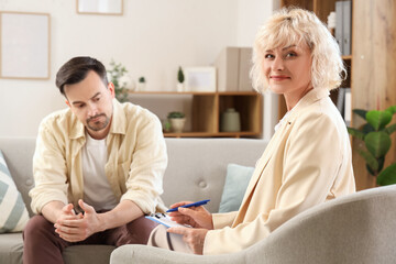 Obraz premium Female psychologist working with young man in office