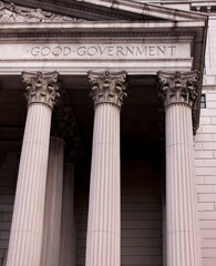 Obraz premium Good government carved in stone on facade of downtown building. AI generative fill used.
