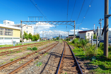 【青森市：青森駅に近い千刈踏切付近】津軽線と奥羽線が並行して走る市街地の風景
