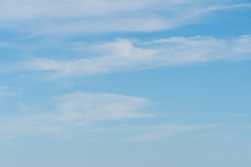 青空に浮かぶ柔らかな白い雲