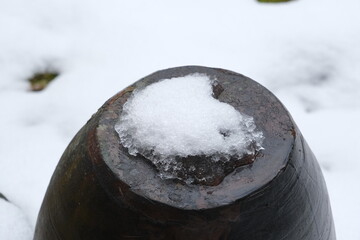甕に積もった雪