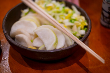 大根の漬物を食べる