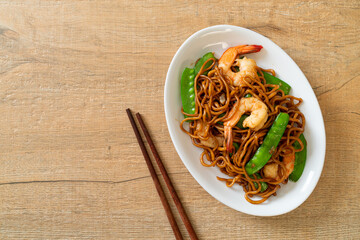 stir-fried yakisoba noodles with green peas and shrimps