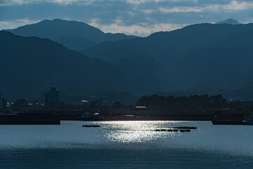 Naklejka premium 和歌山県新宮市三輪崎漁港から望む熊野灘と山並み