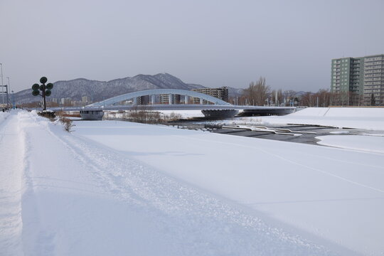 冬の雪景色の札幌豊平川