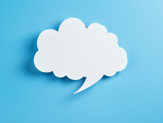 Obraz premium White speech bubble on blue background, perfect for text mockups