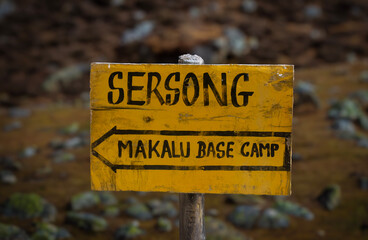 Trekking sign board showing the way to Makalu base camp.
