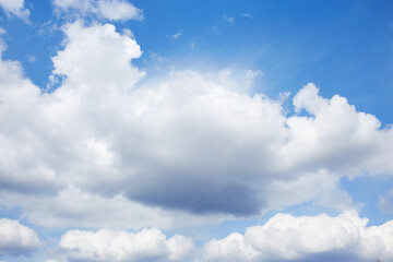 Obraz premium White cumulus clouds on a blue sky. Beautiful natural sky background.