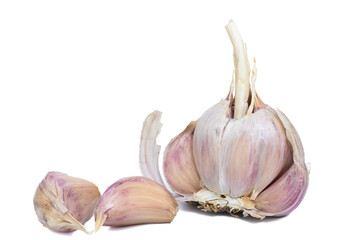 Główka czosnku na białym tle z bliska