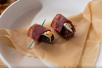 A view of an appetizer plate of devils on horseback.
