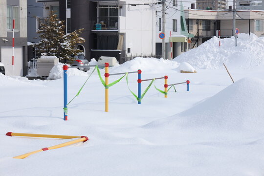 雪が積もった公園