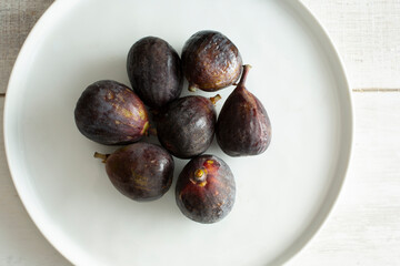 A top down view of a layer of black mission figs.