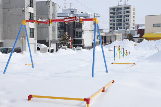 冬の公園と遊具