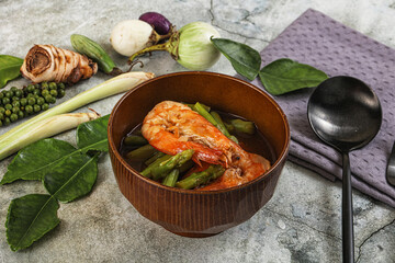 Prawn with asparagus and spices
