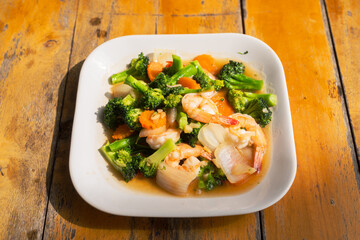 Shrimps with broccoli and carrots