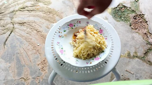cooking instant mie