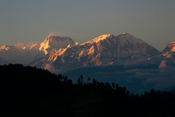 Montagnes enneigées de la chaîne de l'Himalaya, depuis Chapaghat sur la route entre Kathmandu et...
