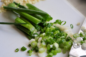 まな板の上の青ネギ