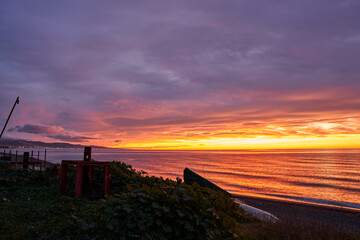 Fototapeta premium amanecer en la playa con nubes