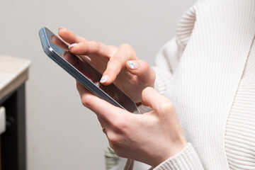 スマートフォンを操作する女性の手元