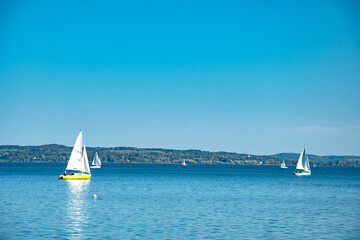 Segelboote auf dem See &ndash; Sommeridylle in Bayern
