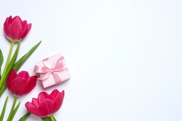 Obraz premium Beautiful fresh tulips with gift box on white background