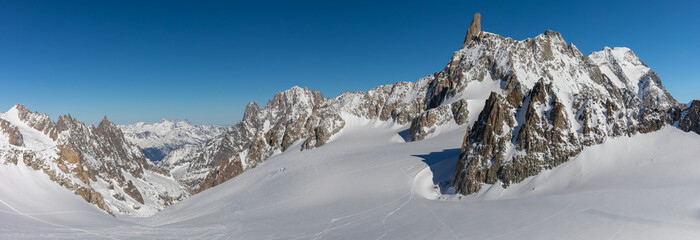 Le glacier de la Vallée Blanche avec la Dent du Géant dans le Massif du Mont-Blanc