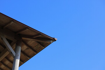 三重県伊勢市の東屋の屋根の青空