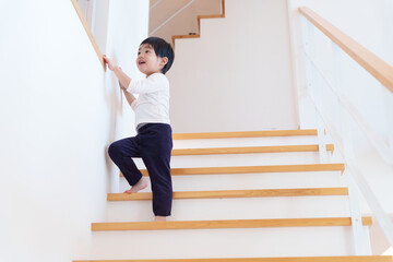 階段を降りる子供