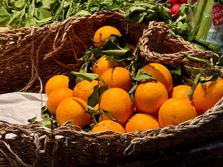 Naranjas en una cesta 