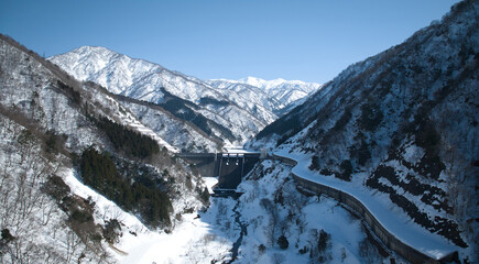 日本の田舎の河川の上流にあるダム周辺の空撮画像
