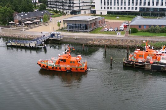 Travem&uuml;nde, Schleswig-Holstein, Deutschland - 07 01 2024: Das Lotsenboot Schilksee verl&auml;sst die Lotsenstation in Travem&uuml;nde. Das Boot f&auml;hrt gerade auf der Trave und folgt dann der F&auml;hre Tinker Bell.