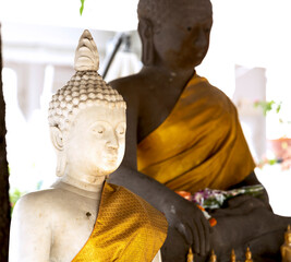 contraste colorista de las dos imágenes de buda