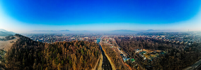 Miasto Żywiec w górach zimą, panorama z lotu ptaka od strony rzeki Koszarawa i Soła © Franciszek