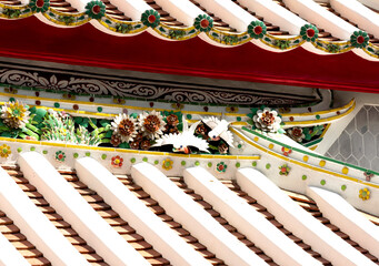 aves blancas entre vegetación